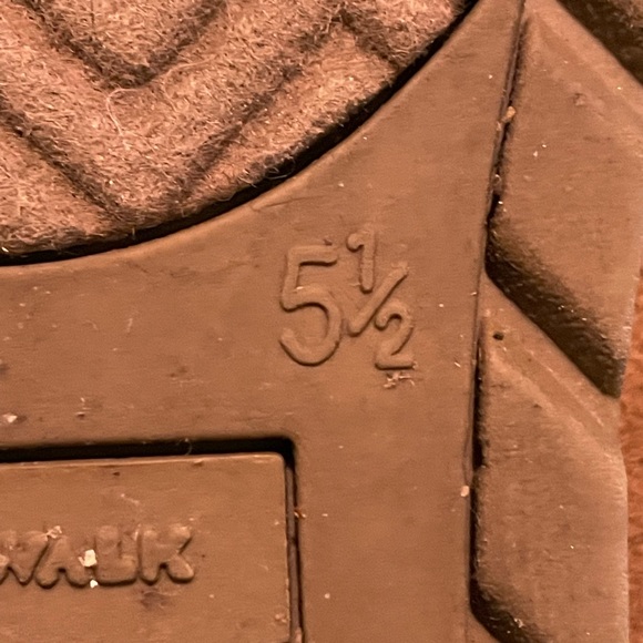 AirWalk double button soft brown faux fur winter boots. Size 5.5 - Picture 3 of 4